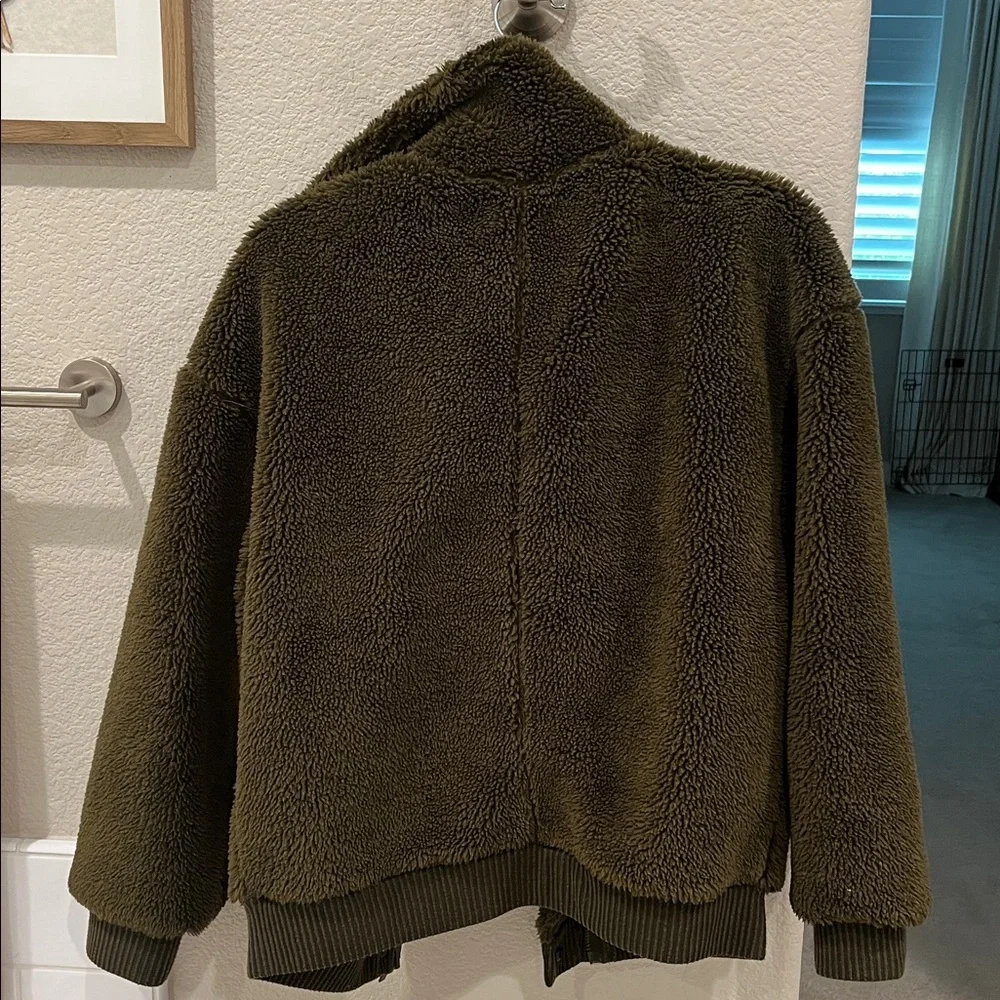 ALO Yoga Dark Green Sherpa Puffer Jacket - Picture 2 of 2